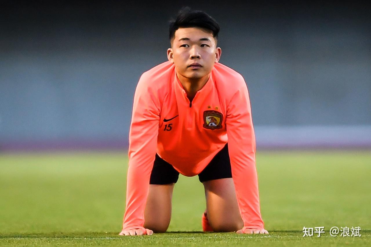 包含集结日犹他爵士调整名单以备葡超，完成体检环节打磨，话题不断，团队化学反应显著的词条