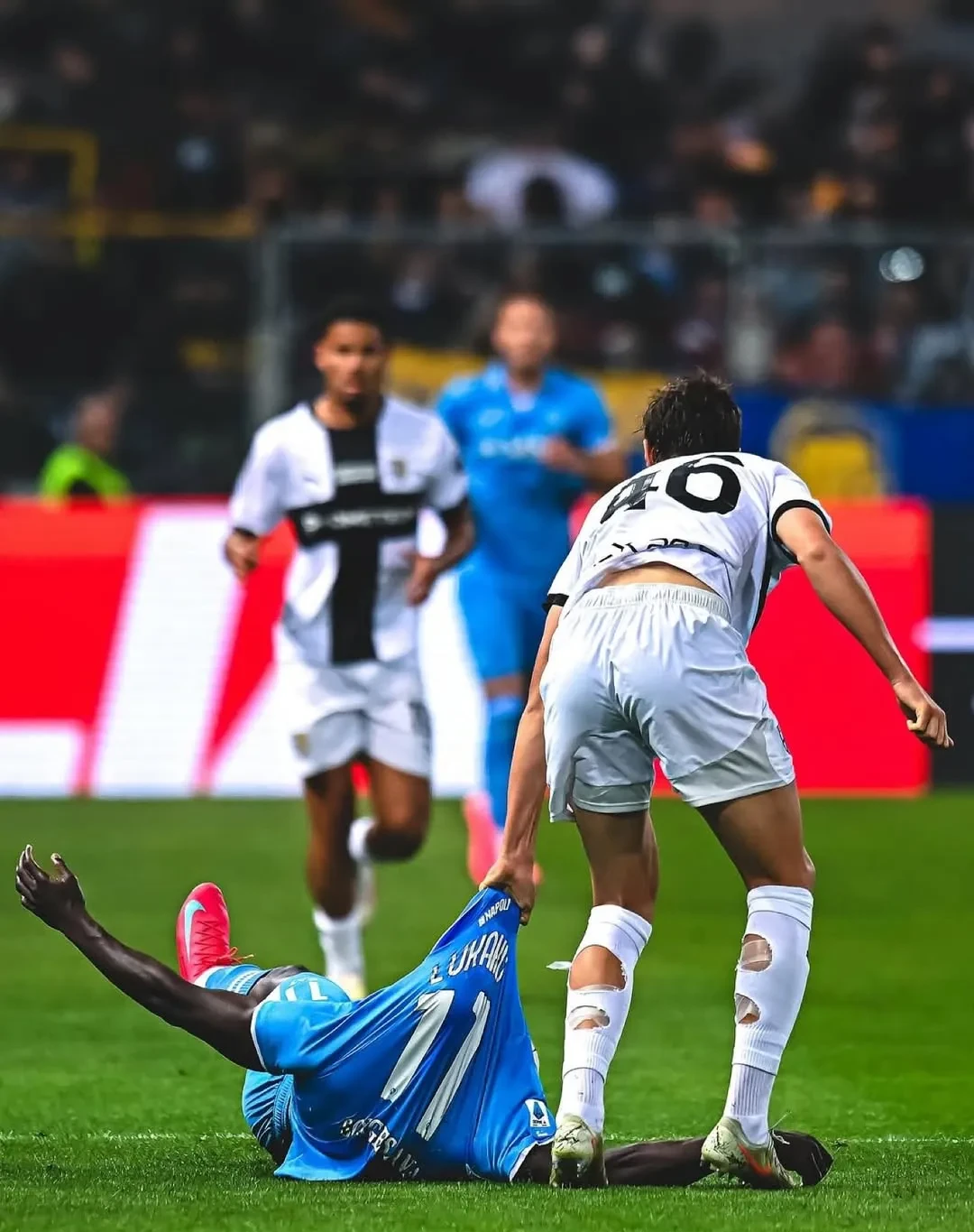 包含意大利杯倒计时，西汉姆冲刺阶段再遭质疑，细节引发关注，球迷炸锅，轮换策略成焦点的词条